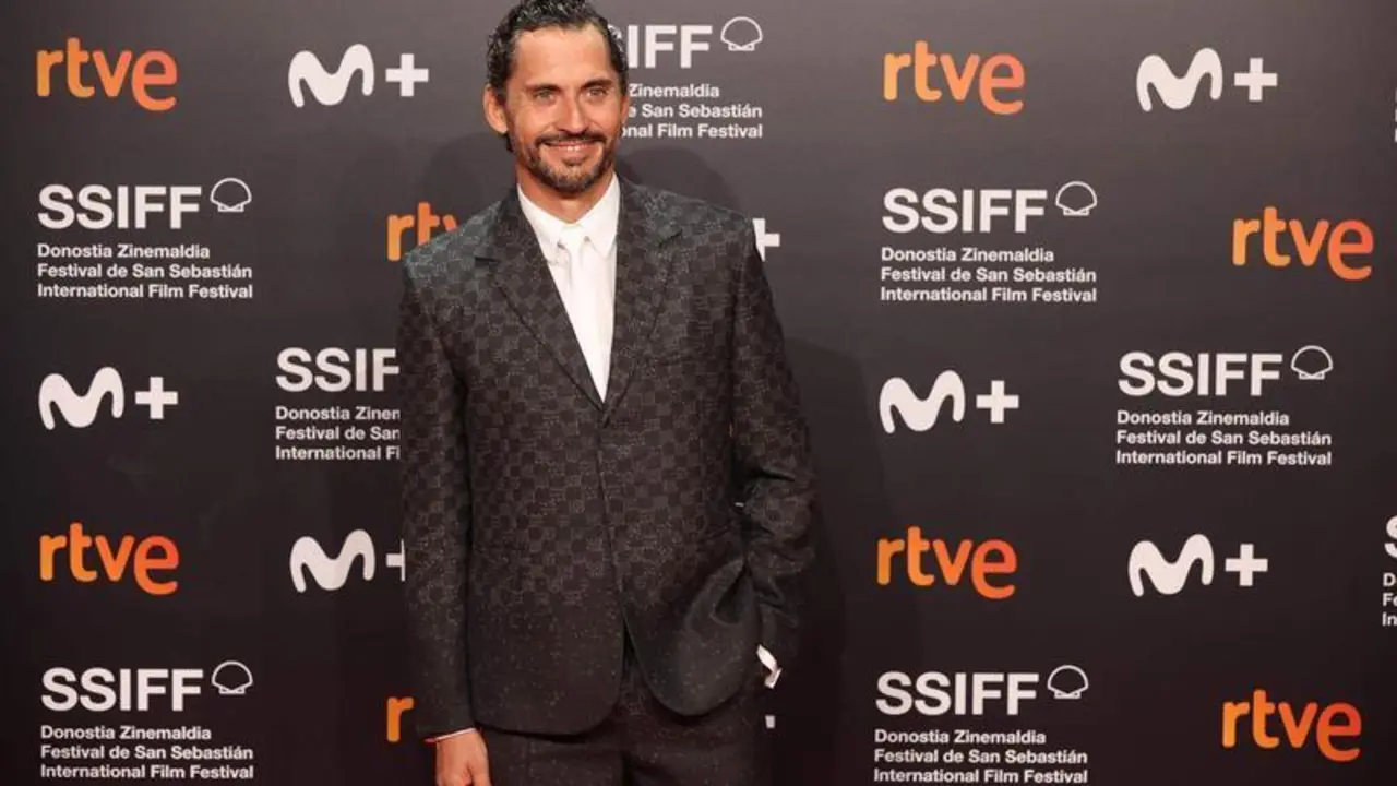 <p> Paco Le&oacute;n posa durante la gala de apertura del Festival de San Sebasti&aacute;n 2022 </p>