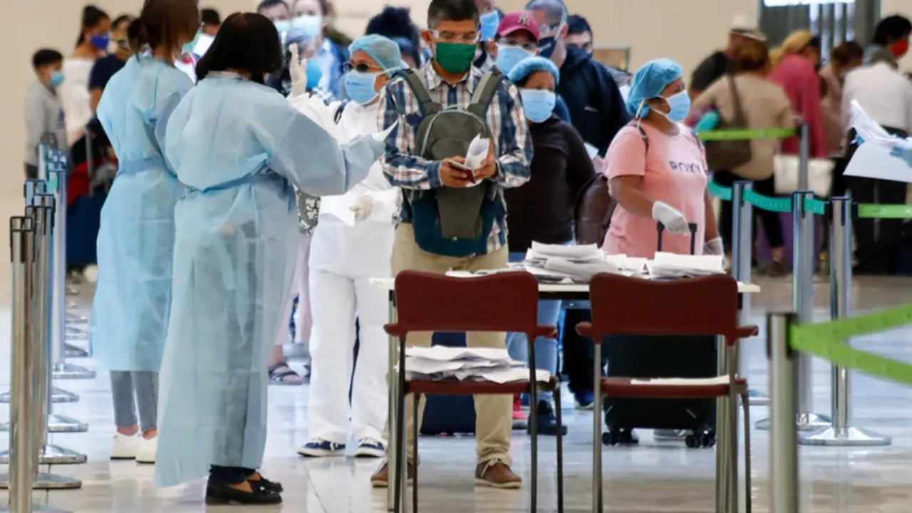 <p> Archivo - Controles en la terminal 4 del Aeropuerto de Madrid-Barajas Adolfo Su&aacute;rez. En Madrid (Espa&ntilde;a), a 17 de mayo de 2020. - Oscar J. Barroso / Europa Press - Archivo </p>