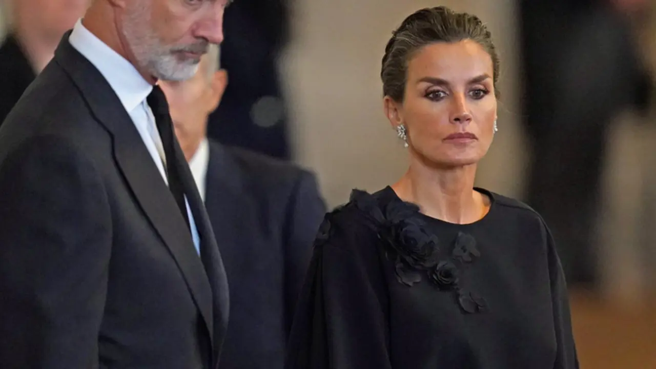 <p> Los Reyes en la capilla ardiente de Isabel II - Jacob King/PA Wire/dpa </p>