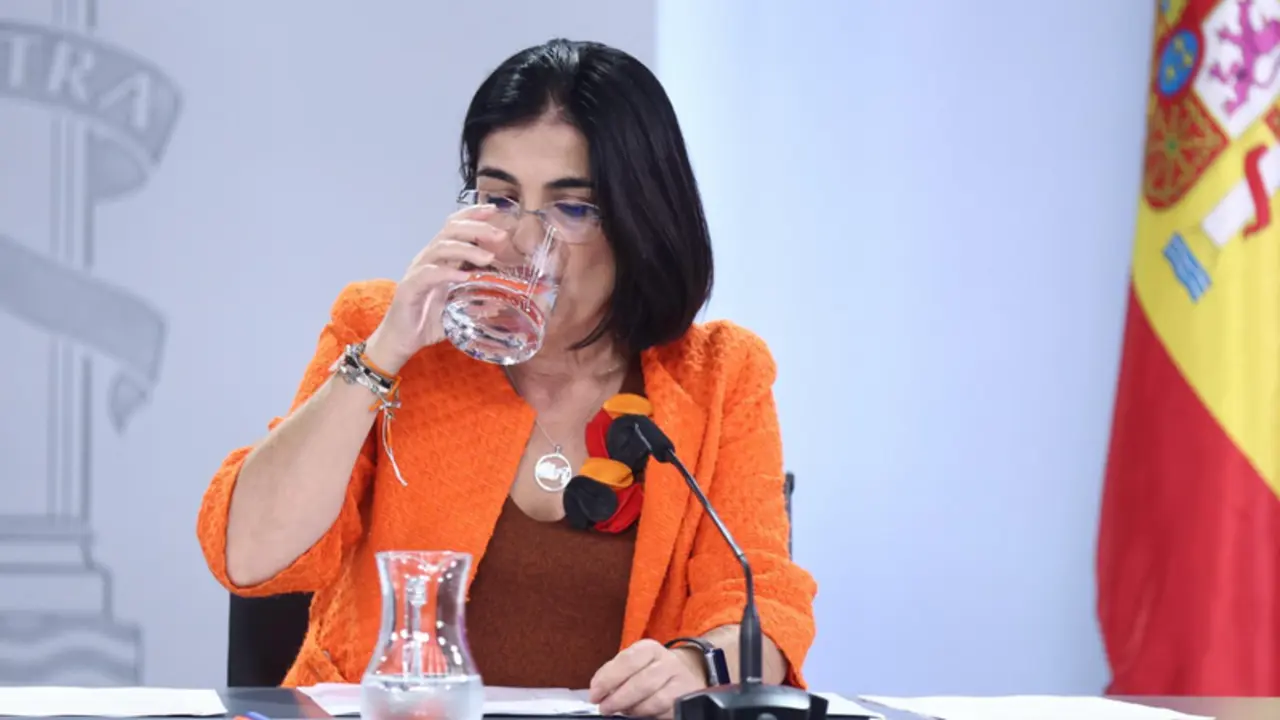 <p> La ministra de Sanidad, Carolina Darias, bebe agua de un vaso durante una rueda de prensa posterior a la reuni&oacute;n del Consejo de Ministros, a 20 de septiembre de 2022, en Madrid (Espa&ntilde;a). El Consejo de Ministros ha aprobado una partida de 172 millones de e - Eduardo Parra - Europa Press </p>