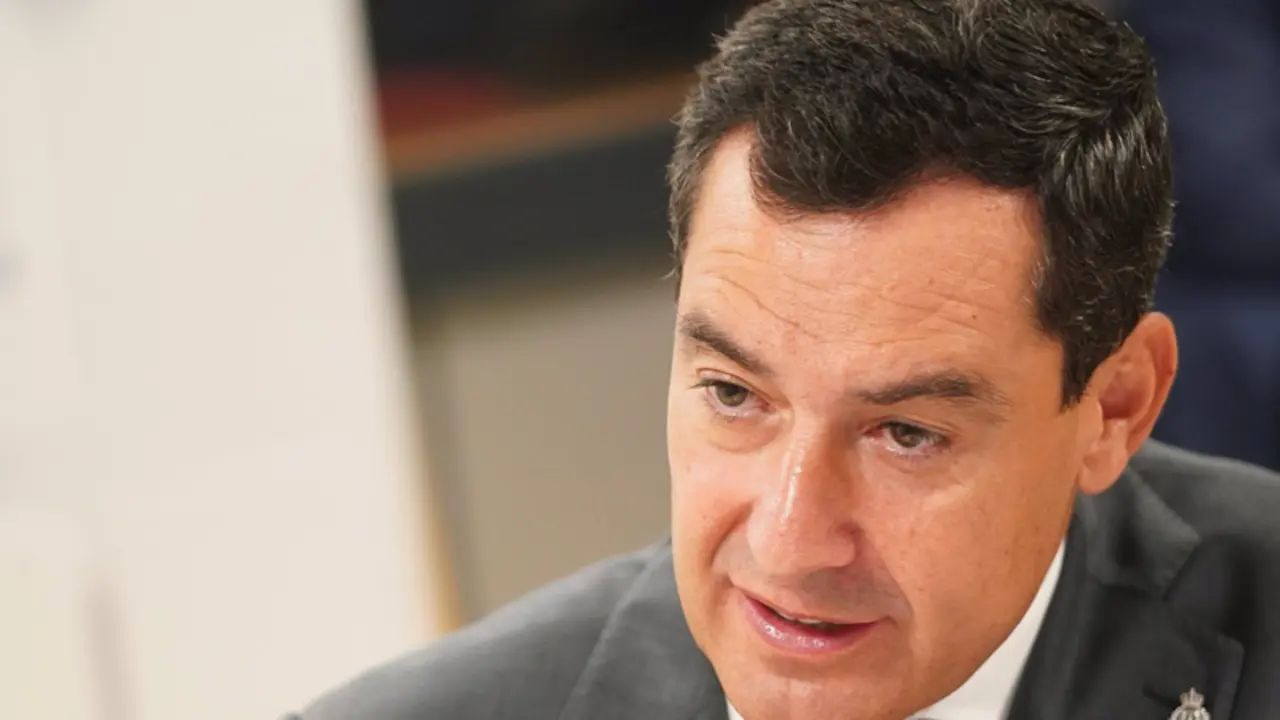 <p> Juanma Moreno, durante la entrevista, este mi&eacute;rcoles - JUNTA DE ANDALUC&Iacute;A </p>