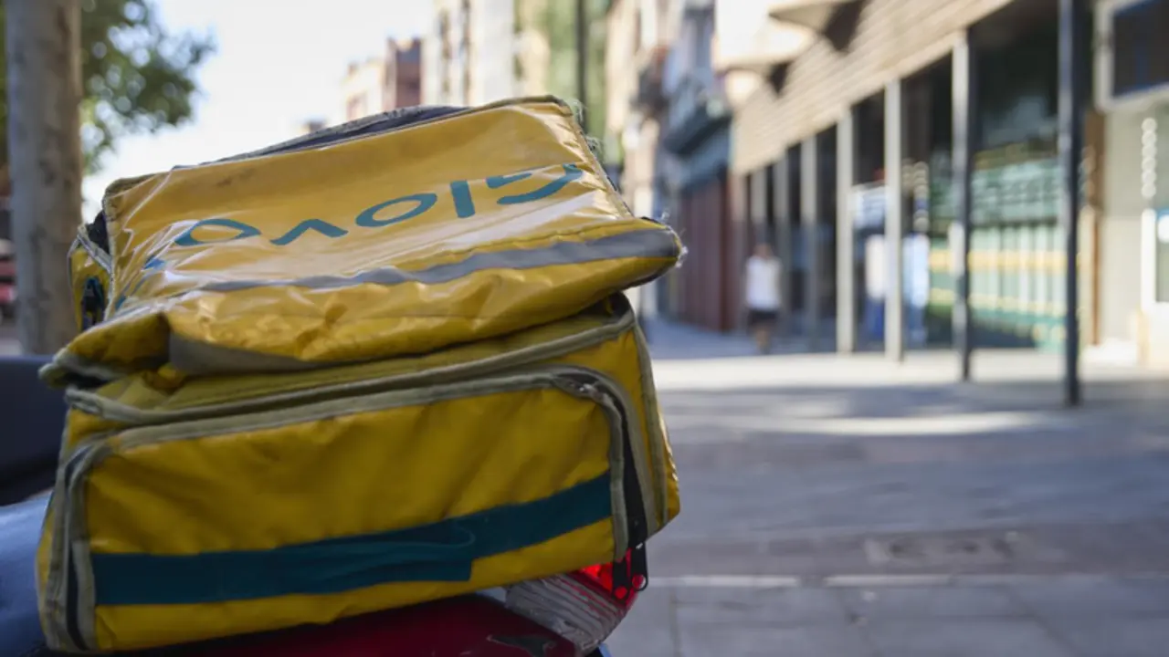 <p> Archivo - Un repartidor de Glovo, a 28 de julio de 2022, en Madrid (Espa&ntilde;a). - Jes&uacute;s Hell&iacute;n - Europa Press - Archivo </p>