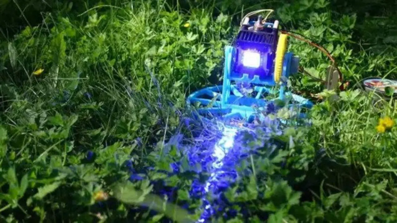 <p> El cortac&eacute;sped l&aacute;ser inventado por el 'youtuber' Daniel Riley </p>