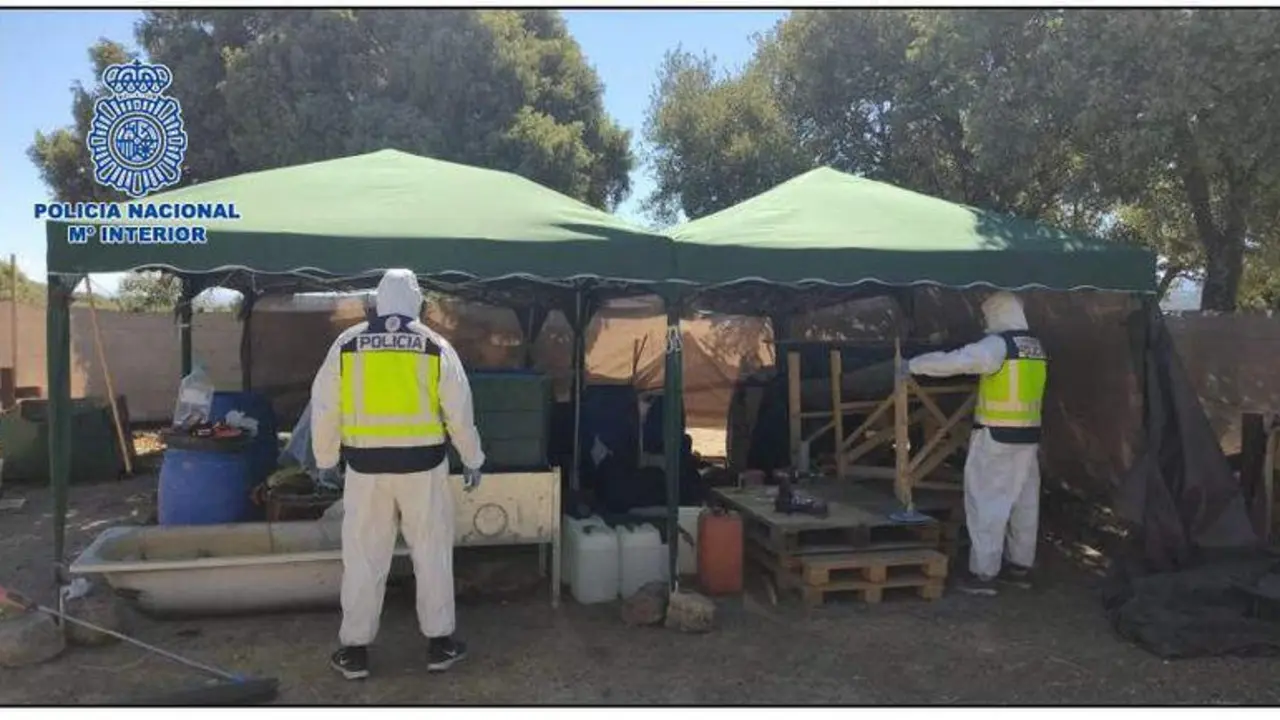<p> Polic&iacute;a Nacional en el Laboratorio desmantelado </p>