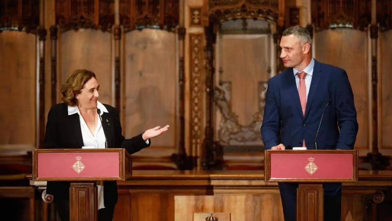 <p> La alcaldesa de Barcelona, Ada Colau, y el alcalde de Kiev, Vitali Klitschko, tras firmar un acuerdo de colaboraci&oacute;n entre ambas ciudades en el Ayuntamiento de la capital catalana </p>