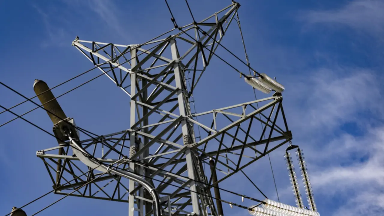 <p> Archivo - Una torre el&eacute;ctrica, a 12 de noviembre de 2021, en Madrid, (Espa&ntilde;a). El &Iacute;ndice de Precios de Consumo (IPC) subi&oacute; un 1,8% en octubre en relaci&oacute;n al mes anterior y dispar&oacute; su tasa interanual hasta el 5,4%, casi 1,5 puntos por encima de la tasa de - Eduardo Parra - Europa Press - Archivo </p>