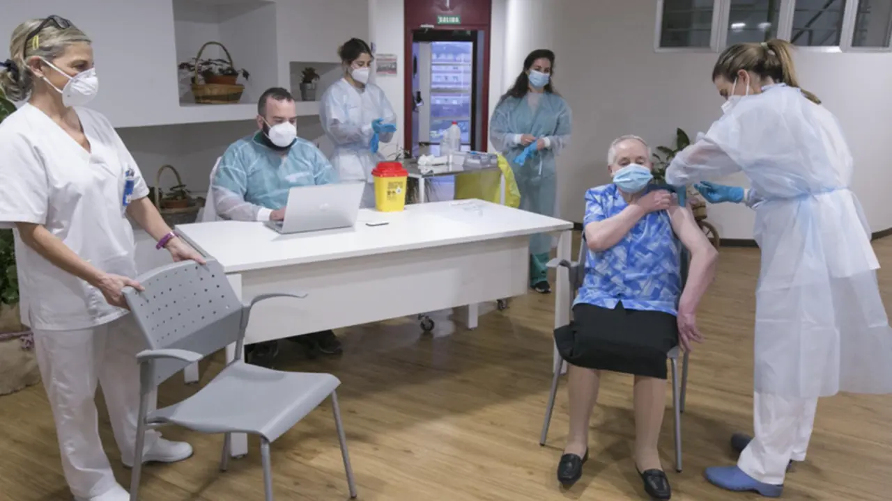 <p> Archivo - Eulalia Josefa `Pepita Paleo, primera usuaria de la residencia en recibir la segunda dosis de la vacuna Pfizer-BioNTech contra el coronavirus en el Centro Polivalente de Recursos Residencia Mixta de Gij&oacute;n, a 18 de enero de 2021. - EUROPA PRESS/J.Peteiro. POOL - Europa Press </p>