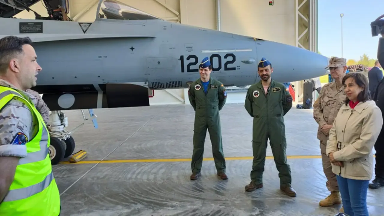 <p> Archivo - La ministra de Defensa, Margarita Robles, en visita a la base de Siauliai (Lituania) - EUROPA PRESS - Archivo </p>