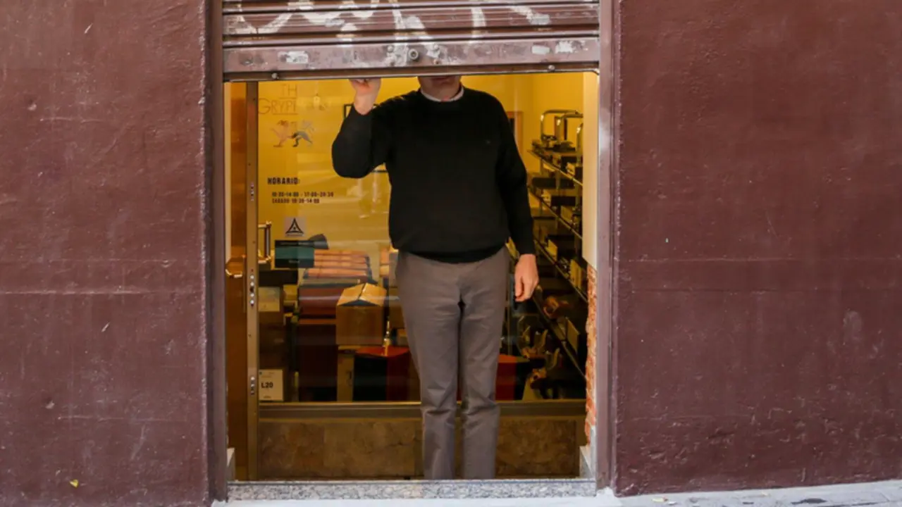 <p> Archivo - Un aut&oacute;nomo echa el cierre de su negocio tras su jornada laboral - Ricardo Rubio - Europa Press - Archivo </p>