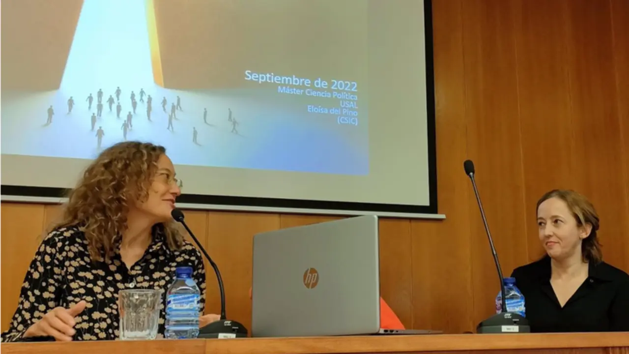<p> La presidenta del CSIC, Elo&iacute;sa del Pinto (d), junto a la directora del m&aacute;ster de Ciencia Pol&iacute;tica de la USAL, Araceli Mateos (i), antes de la conferencia en la Facultad de Derecho. - EUROPA PRESS </p>