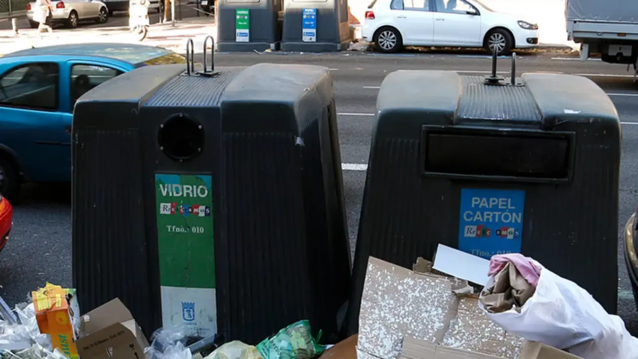 <p> Contenedores de basura en Madrid </p>