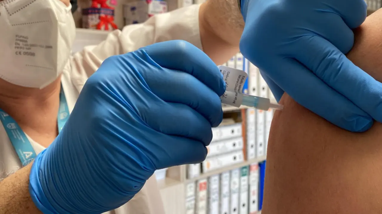 <p> Comienza en el Hospital Regional de M&aacute;laga la vacunaci&oacute;n de voluntarios del ensayo cl&iacute;nico de la vacuna de HIPRA contra la COVID-19. (Foto de archivo). - JUNTA DE ANDALUC&Iacute;A </p>