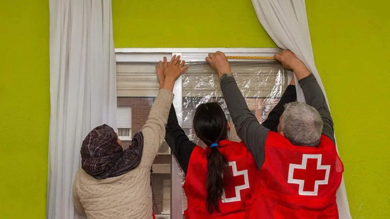 Cruz Roja atendiendo a personas vulnerables