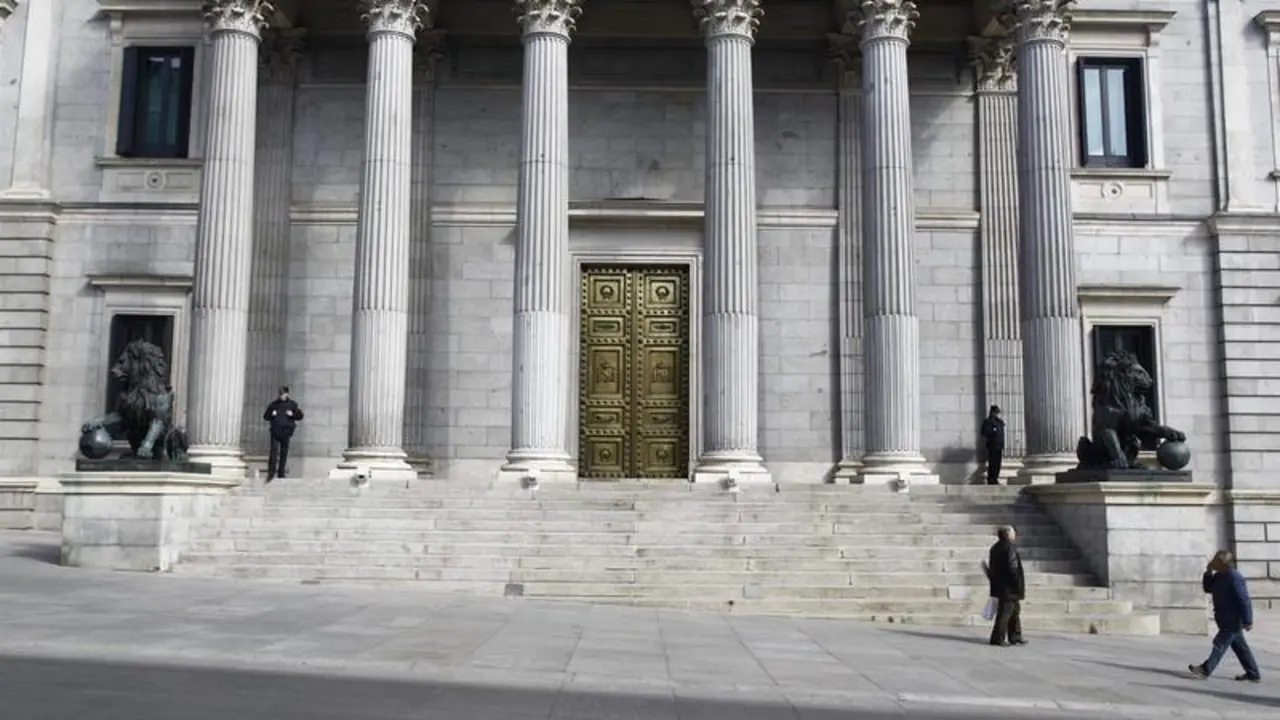 <p> Puerta principal del Congreso de los Diputados con los leones </p>