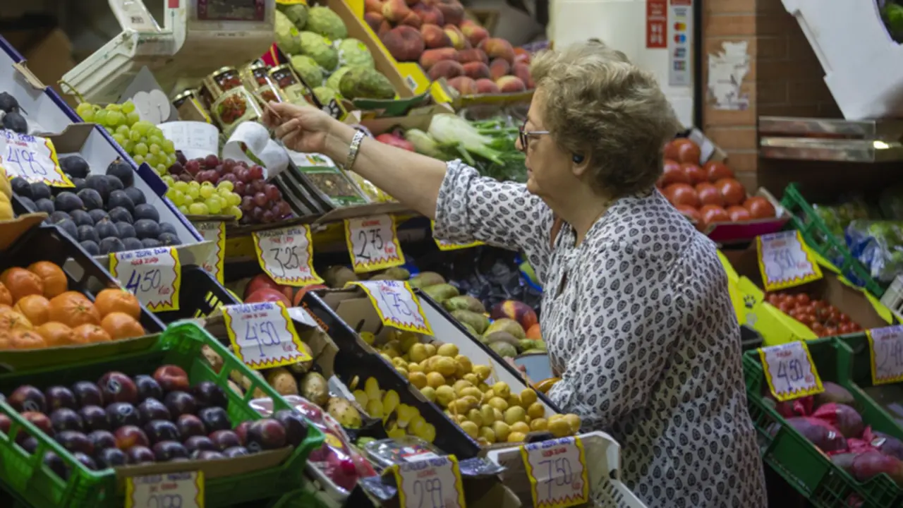 <p> Una mujer comprando - Mar&iacute;a Jos&eacute; L&oacute;pez - Europa Press </p>