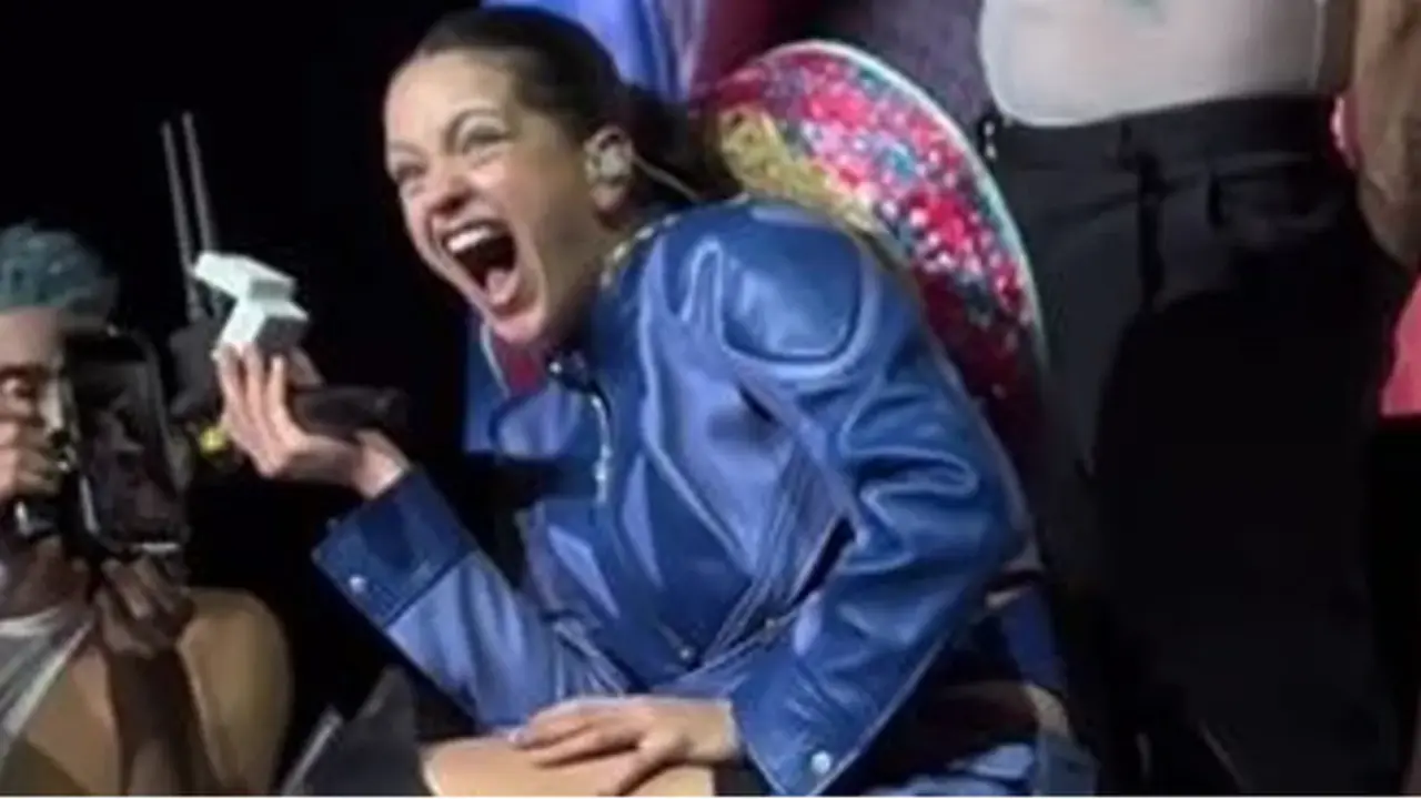 <p> Rosal&iacute;a sorprendida al recibir el anillo de compromiso que una fan le hab&iacute;a lanzado al escenario </p>