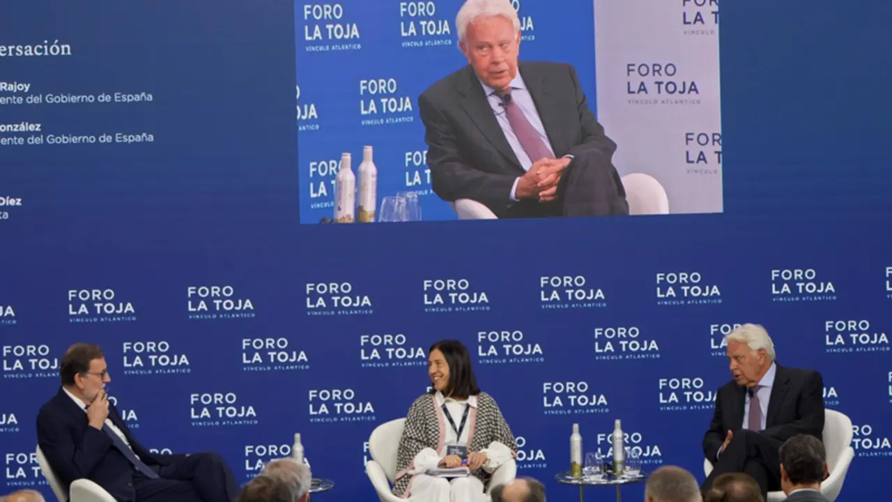 <p> Los expresidentes del Gobierno de Espa&ntilde;a, Mariano Rajoy y Felipe Gonz&aacute;lez (i), participan en una conferencia durante el Foro de La Toja, a 30 de septiembre de 2022, en la Isla de La Toja, O Grove, Pontevedra, Galicia (Espa&ntilde;a). El Rey inaugur&oacute; ayer, por cu - Gustavo de la Paz - Europa Press </p>