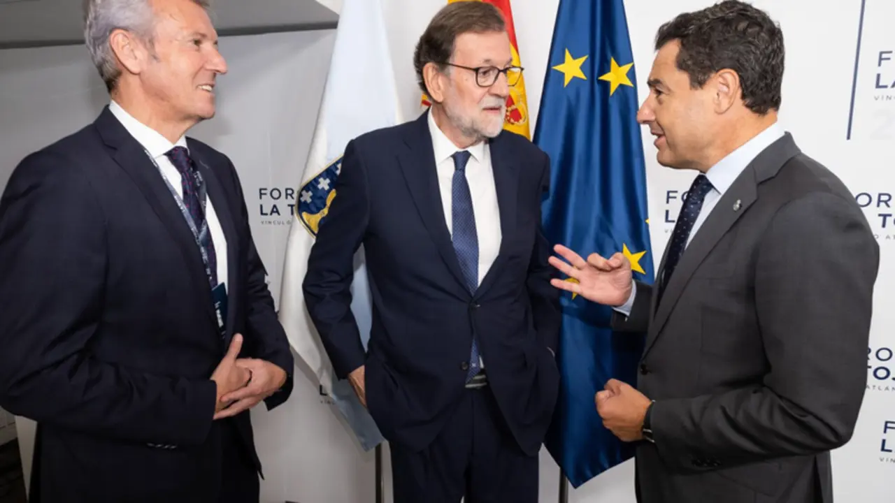 <p> Rueda, Rajoy y Moreno este viernes en La Toja. - Xunta de Galicia </p>