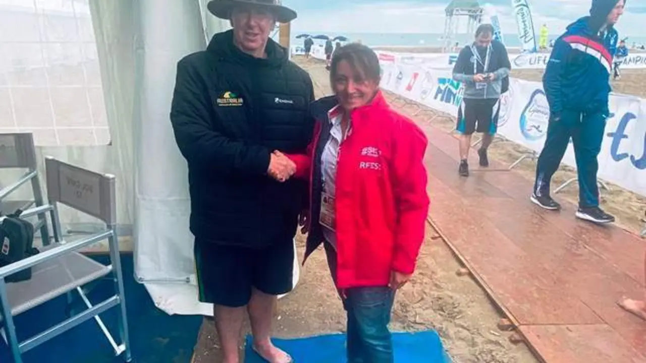 <p> La presidenta espa&ntilde;ola y el representa australiano se saludan al acabar el encuentro </p>