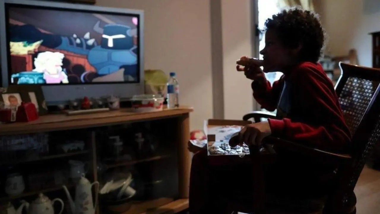 <p> Archivo - Un ni&ntilde;o come un trozo de pizza mientras ve la televisi&oacute;n en su casa, en Madrid (Espa&ntilde;a) a 20 de marzo de 2020. - Jes&uacute;s Hell&iacute;n - Europa Press - Archivo </p>
