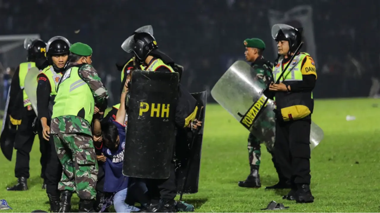 <p> Agentes de la Polic&iacute;a de Malang en el estadio </p>
