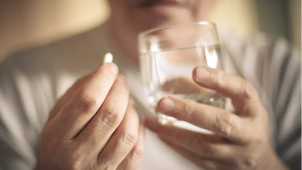 <p> Archivo - Pastilla, f&aacute;rmaco, anciano, persona mayor. - MLADEN ZIVKOVIC/ ISTOK - Archivo </p>