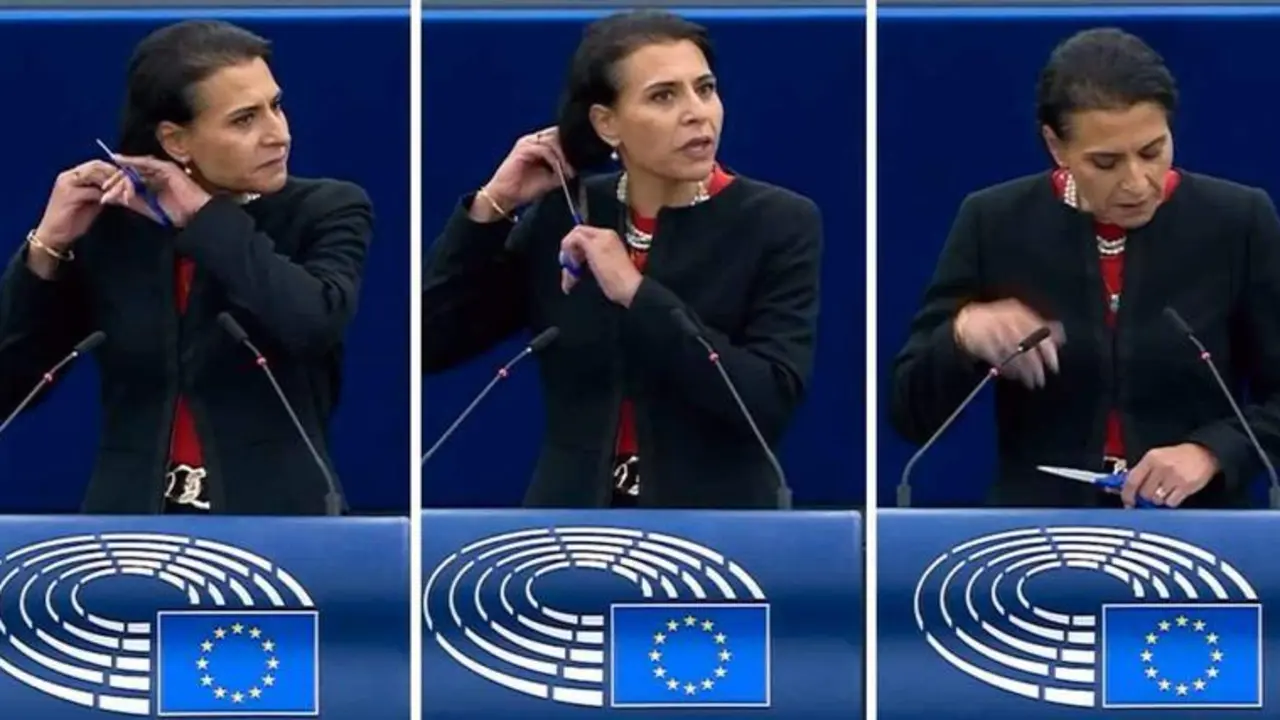 <p> Momento en el que la eurodiputada por Suecia se corta el pelo en la Euroc&aacute;mara </p>
