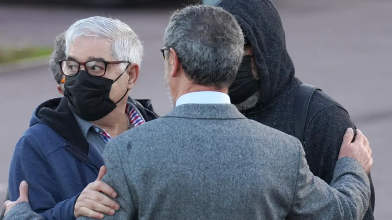 <p> El maquinista del tren Francisco Garz&oacute;n (1i) a su llegada para declarar en la segunda jornada del juicio por el accidente ferroviario de Alvia, en la Cidade de la Cultura de Santiago de Compostela, a 6 de octubre de 2022, en Santiago de Compostela, A Coru - &Aacute;lvaro Ballesteros - Europa Press </p>