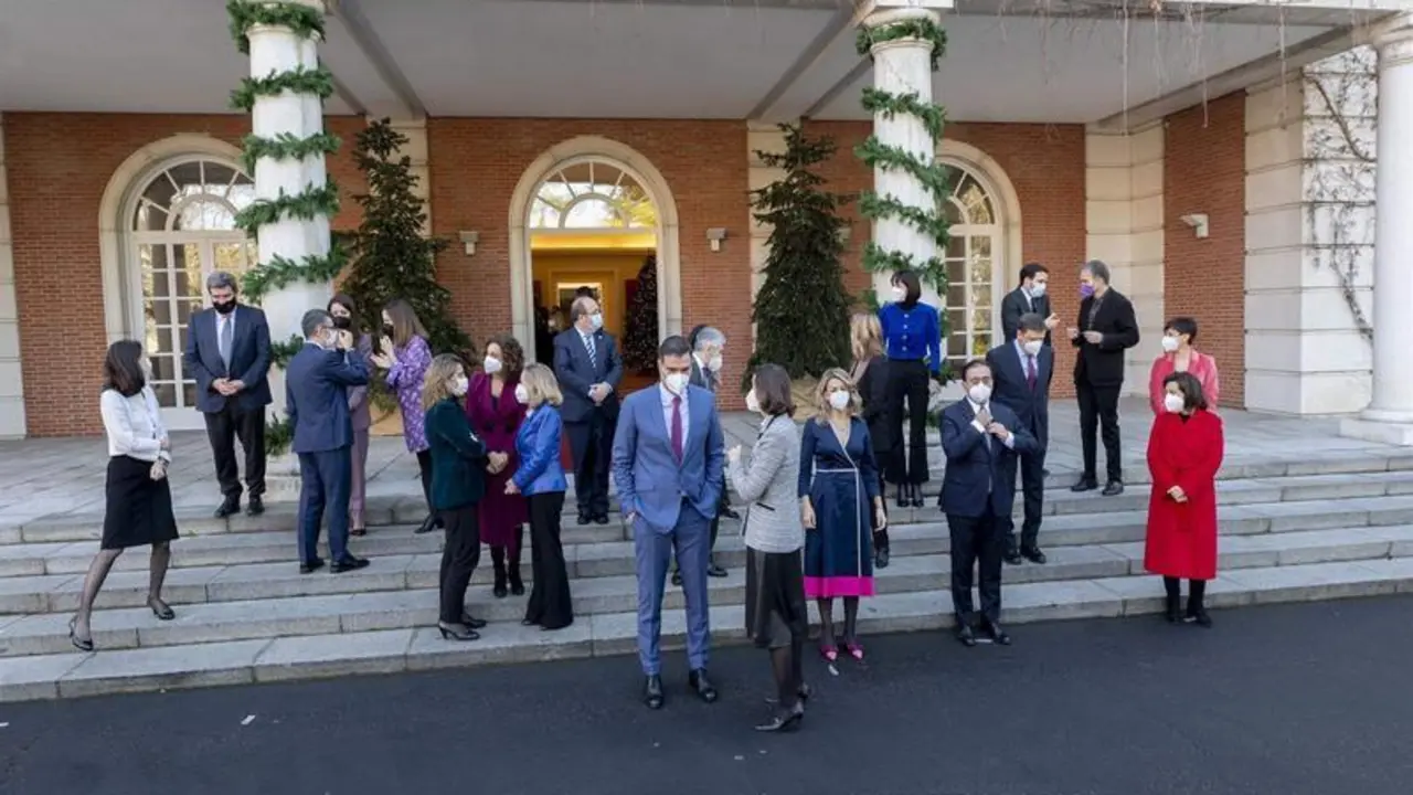 <p> Miembros del Gobierno de coalici&oacute;n del PSOE y Unidas Podemos en su &uacute;ltima foto de familia </p>