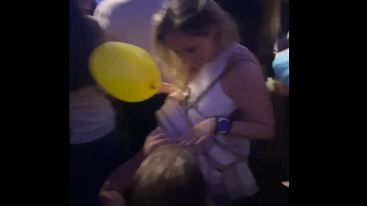 <p> La joven Vanesa en el momento de la pedida de mano </p>