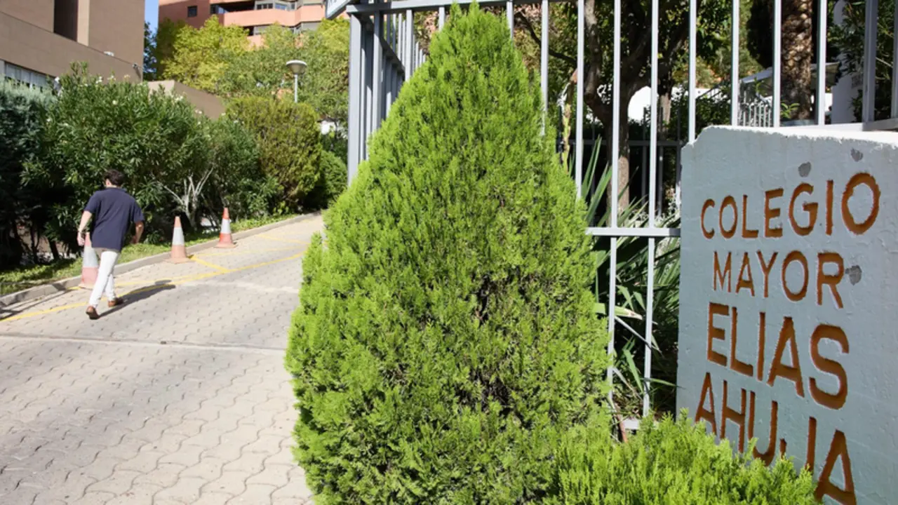 <p> Entrada del Colegio Mayor El&iacute;as Ah&uacute;ja, a 6 de octubre de 2022, en Madrid (Espa&ntilde;a). - Jes&uacute;s Hell&iacute;n - Europa Press </p>