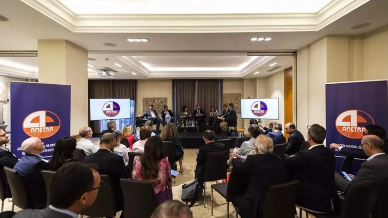 <p> La Asociaci&oacute;n Nacional de Empresarios de Transportes en Autocares (ANETRA) organiza una mesa redonda con los portavoces de la Comisi&oacute;n de Transportes del Congreso </p>