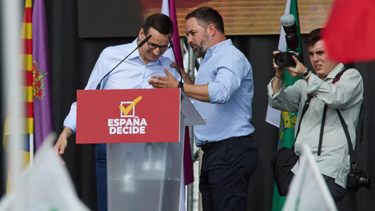 <p> El l&iacute;der nacional de Vox, Santiago Abascal, conversa con el primer ministro de Polonia, Mateusz Morawiecki (i), que participa en el evento 'Viva 22' a 9 de octubre de 2022, en Madrid (Espa&ntilde;a). - Jes&uacute;s Hell&iacute;n - Europa Press </p>
