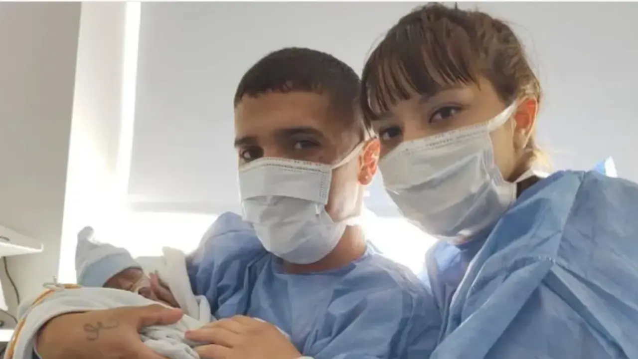 <p> Ian junto a sus padres </p>