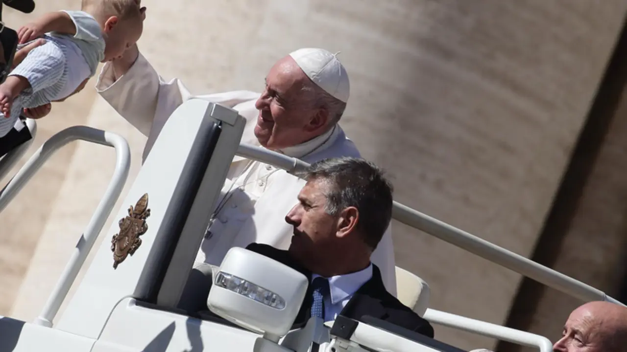 <p> 05 October 2022, Vatican, Vatican City: Pope Francis interacts with a baby during his Wednesday General Audience on St. Peter's Square. Photo: Evandro Inetti/ZUMA Press Wire/dpa - Evandro Inetti/ZUMA Press Wire/d / DPA </p>