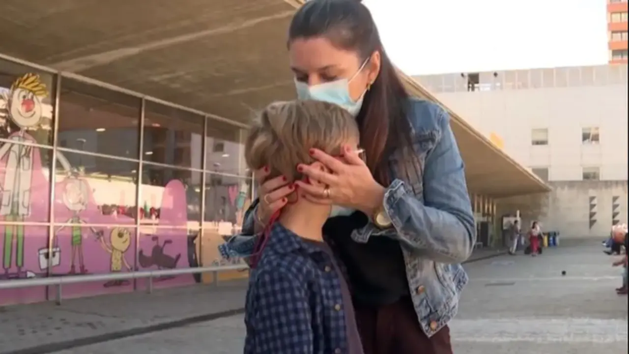 <p> El joven Valent&iacute;n junto a su madre </p>