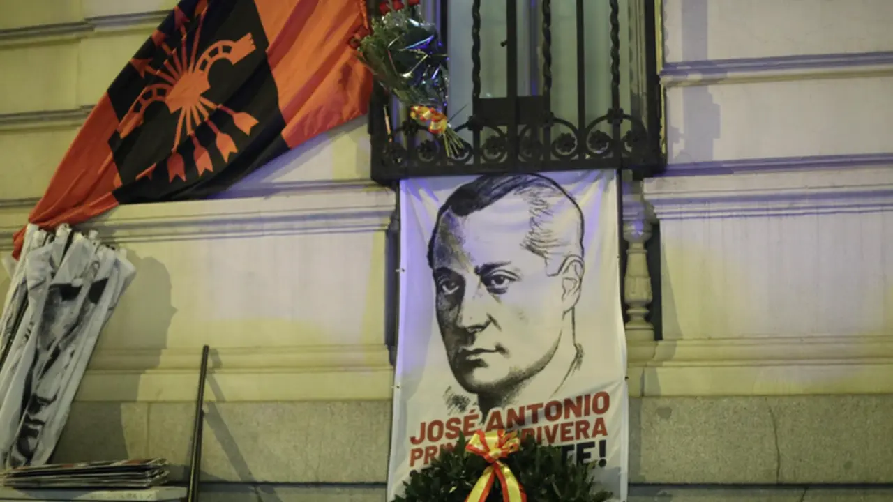<p> Archivo - Un retrato de Jos&eacute; Antonio Primo de Rivera durante una manifestaci&oacute;n por el aniversario de su muerte - Isabel Infantes - Europa Press - Archivo </p>