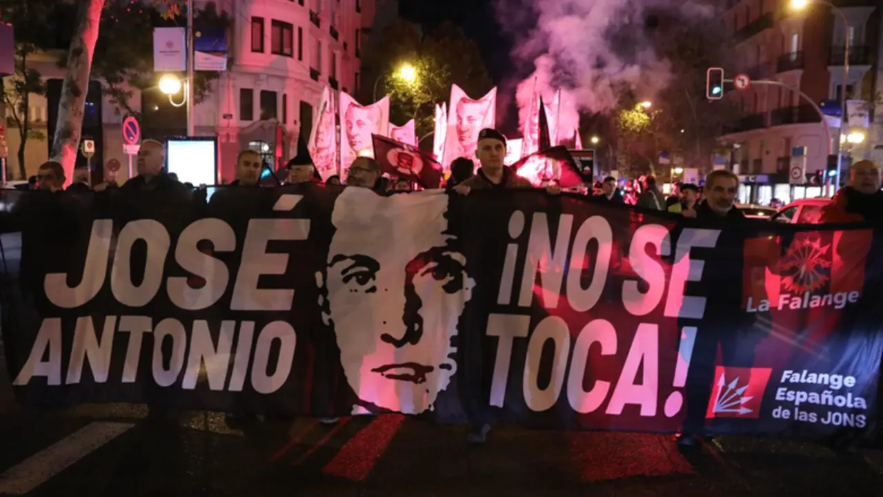 <p> Archivo - Varias personas durante una manifestaci&oacute;n por el aniversario de la muerte de Jos&eacute; Antonio Primo de Rivera - Isabel Infantes - Europa Press - Archivo </p>