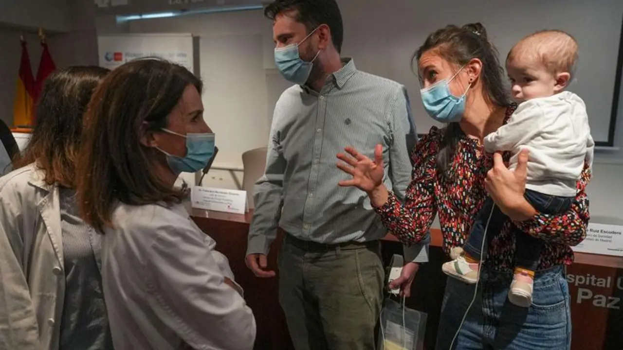 <p> La familia de Emma junto a Emma y unos m&eacute;dicos </p>