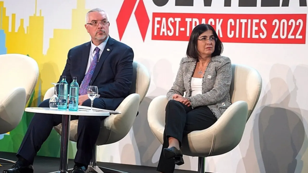 <p> La ministra de Sanidad, Carolina Darias, (d) participa en el acto de inauguraci&oacute;n del Encuentro Internacional Fast-Track Cities en Sevilla, a 11 de octubre de 2022 en Sevilla (Andaluc&iacute;a, Espa&ntilde;a). - FRANCISCO J. OLMO / EUROPA PRESS </p>