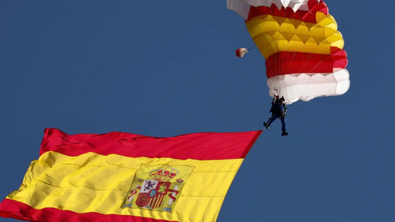 <p> La bandera de Espa&ntilde;a con uno de los miembros de la patrulla paraca&iacute;dista del Ej&eacute;rcito del Aire, durante el acto solemne de homenaje a la bandera nacional y desfile militar en el D&iacute;a de la Hispanidad, a 12 de octubre de 2022, en Madrid (Espa&ntilde;a) - Eduardo Parra - Europa PressLa bandera de Espa&ntilde;a con uno de los miembros de la patrulla paraca&iacute;dista del Ej&eacute;rcito del Aire, durante el acto solemne de homenaje a la bandera nacional y desfile militar en el D&iacute;a de la Hispanidad, a 12 de octubre de 2022, en Madrid (Espa&ntilde;a) - Eduardo Parra - Europa Press </p>