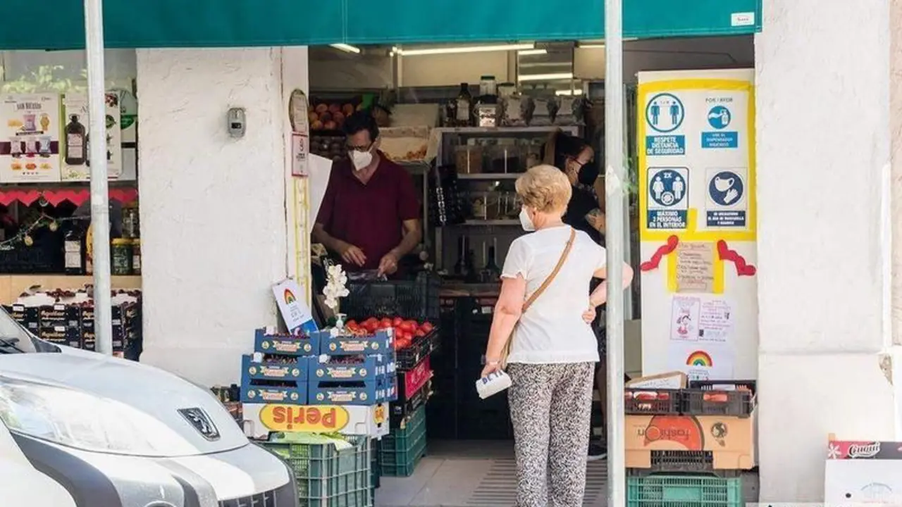 <p> Mujer esperando su turno en una tienda / Pilar Gázquez. </p>