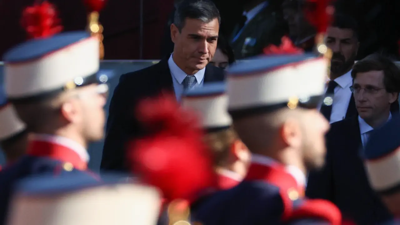 <p> El presidente del Gobierno, Pedro S&aacute;nchez, durante el acto solemne de homenaje a la bandera nacional y desfile militar en el D&iacute;a de la Hispanidad, a 12 de octubre de 2022, en Madrid (Espa&ntilde;a). - Eduardo Parra - Europa Press </p>