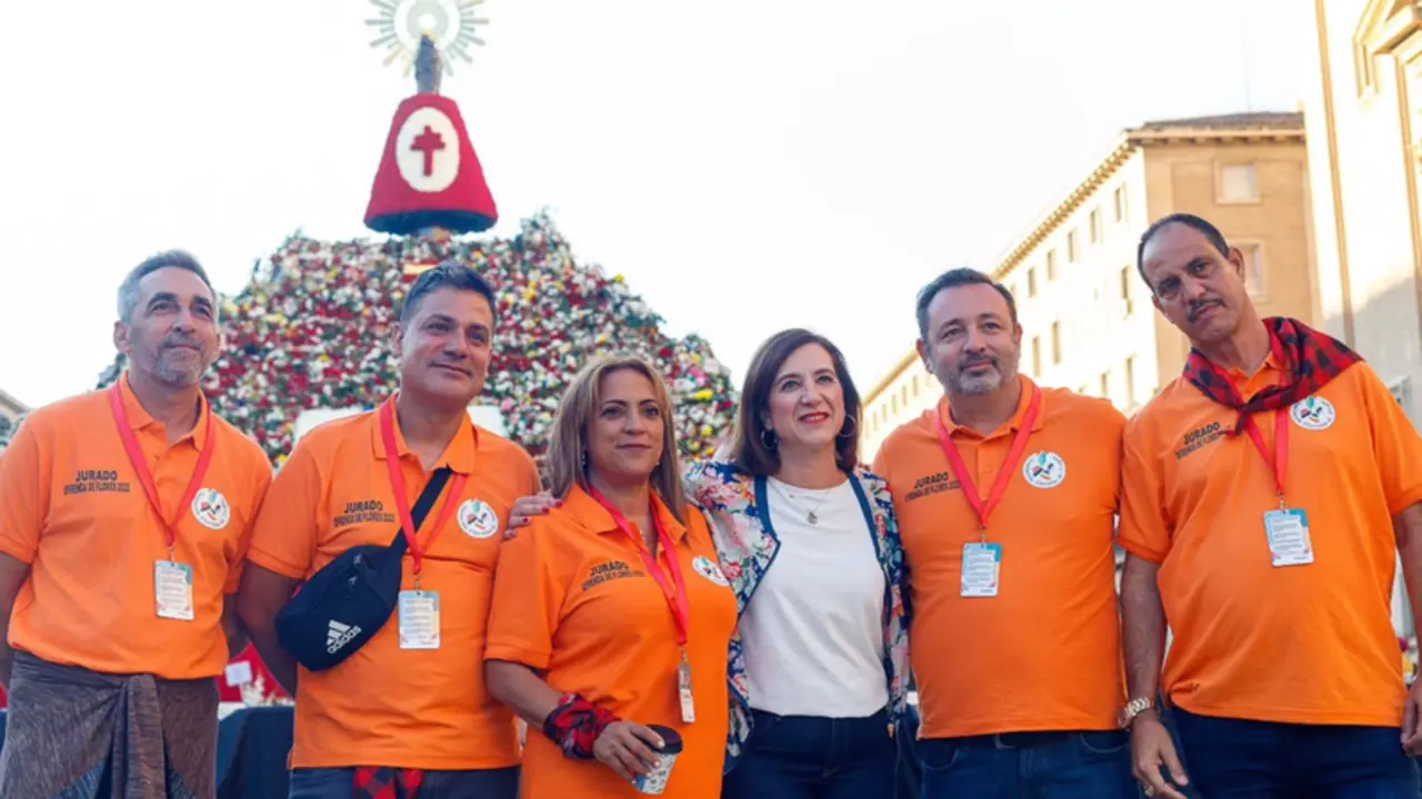 <p> La vicealcaldesa y consejera municipal de Cultura y Proyecci&oacute;n Exterior, Sara Fern&aacute;ndez, con trabajadores de la Ofrenda de Flores - DANI MARCOS </p>