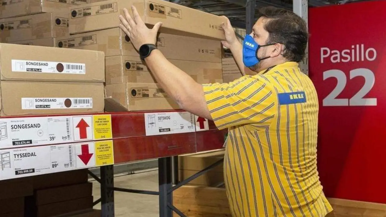 <p> Imagen de archivo de un trabajador de Ikea - IKEA - Archivo </p>