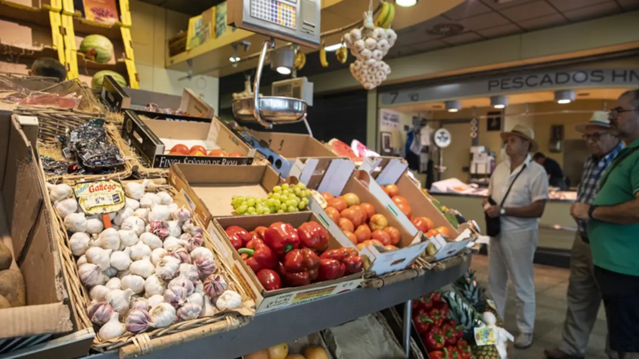 <p> Archivo - Un puesto de frutas y verduras en un mercado - Mar&iacute;a Jos&eacute; L&oacute;pez - Europa Press - Archivo </p>