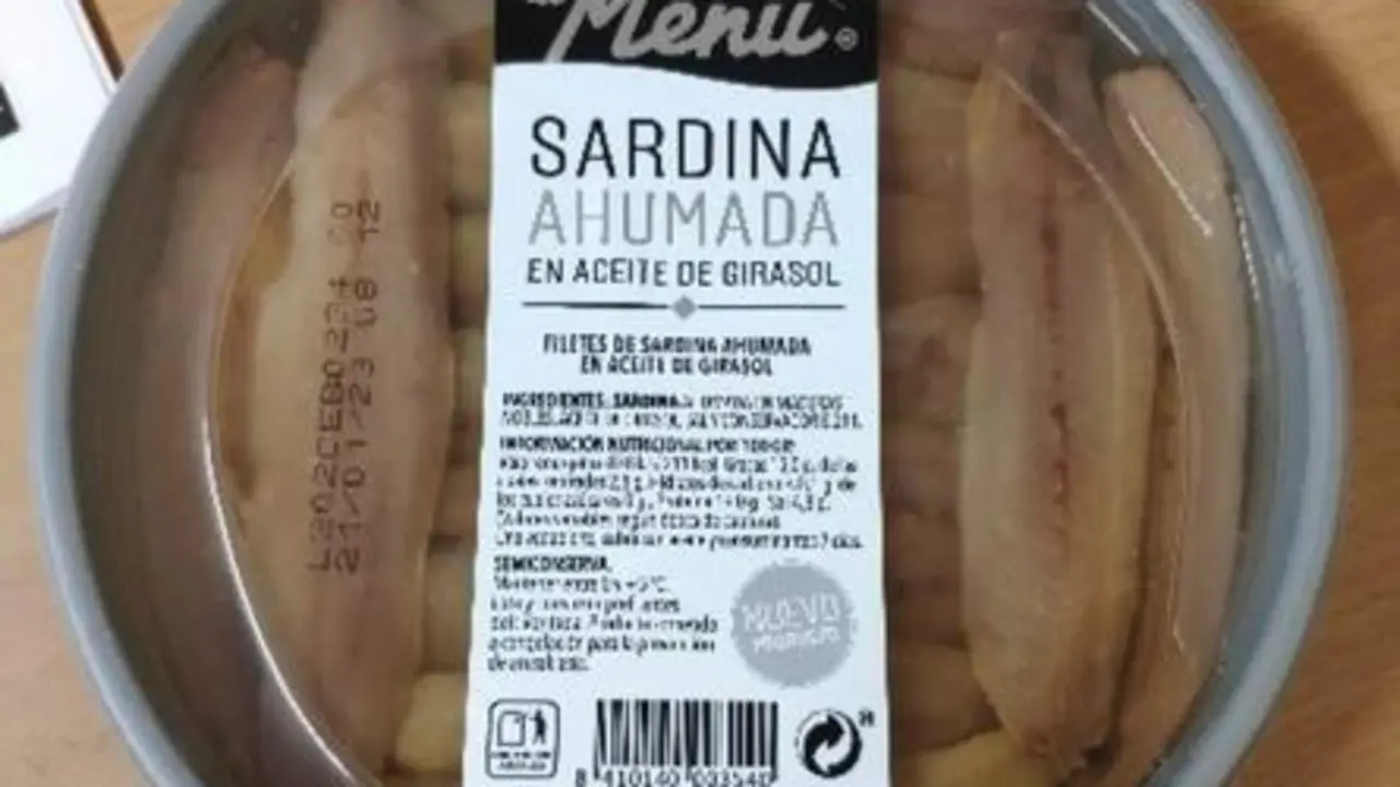 <p> Lata de sardinas retirada </p>