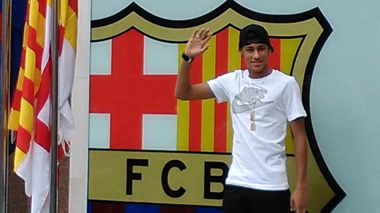 <p> Archivo - El jugador del FC Barcelona Neymar a su llegada a oficinas el d&iacute;a de su presentaci&oacute;n. - EUROPA PRESS - Archivo </p>