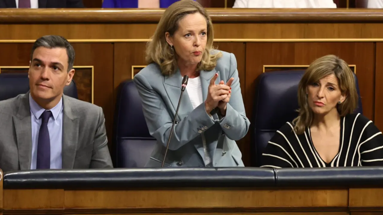 <p> Archivo - La vicepresidenta primera y ministra de Asuntos Econ&oacute;micos, Nadia Calvi&ntilde;o, interviene en una sesi&oacute;n de control, en el Congreso de los Diputados, a 11 de mayo de 2022, en Madrid (Espa&ntilde;a). El pleno est&aacute; marcado por las preguntas de la oposici&oacute;n al - Eduardo Parra - Europa Press - Archivo </p>