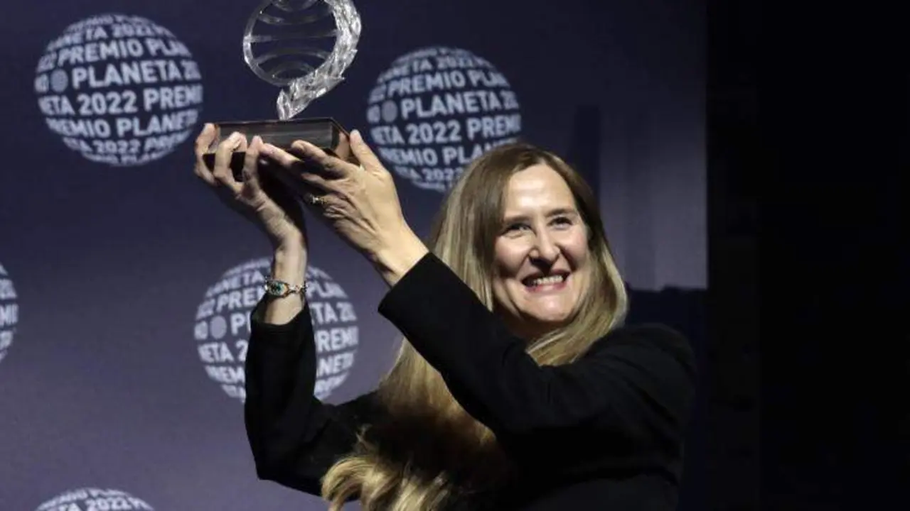 <p> Luz Gab&aacute;s recibiendo el Premio Planeta 2022 </p>
